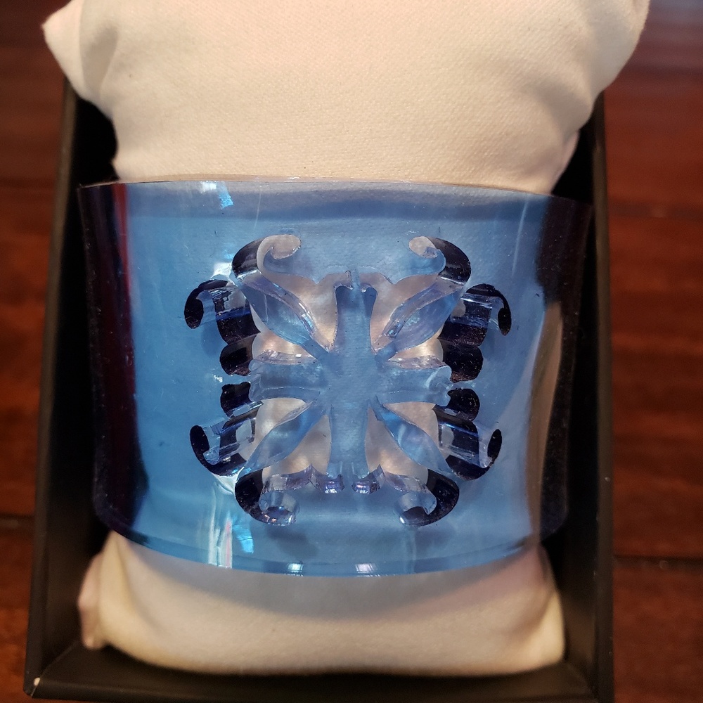 RUSTIC CUFF LUCITE